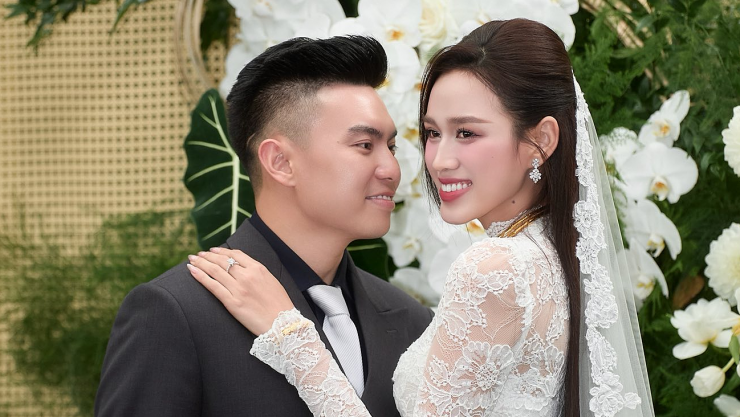 Sau đám cưới bạc tỉ, Đỗ Thị Hà chính thức trở thành cô dâu hào môn khi bước chân vào gia đình giàu có. Như nhiều nàng hậu khác sau khi kết hôn, người ta kỳ vọng vào một phiên bản mới của Đỗ Hà - nàng dâu hào môn dịu dàng, đảm đang.
