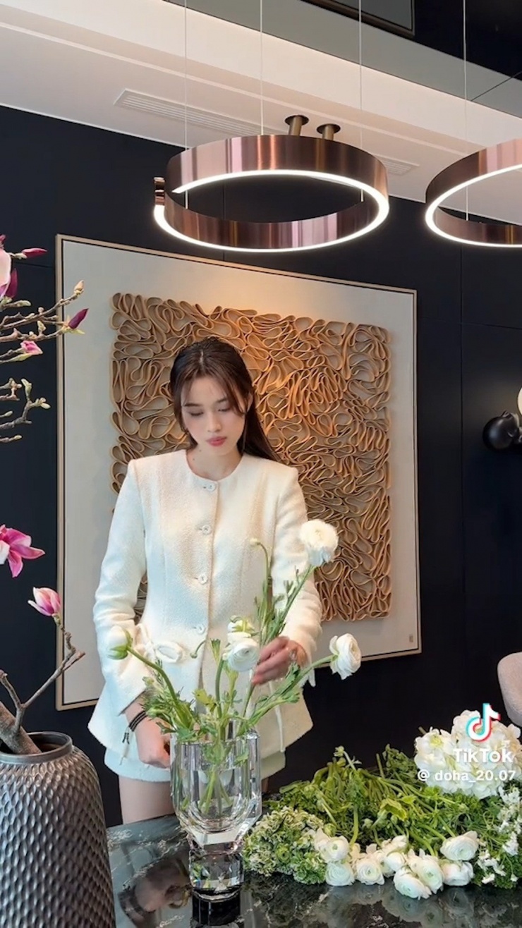 Điều đó hoàn toàn có cơ sở khi trước khi kết hôn, Hoa hậu Đỗ Thị Hà liên tục gây bất ngờ với phiên bản “khéo tay hay làm”. Bên cạnh hình ảnh nữ doanh nhân thành đạt, nàng hậu còn rất đam mê nữ công gia chánh. Trên trang cá nhân, nàng hậu xứ Thanh thường khoe clip cắm hoa trang trí nhà cửa.