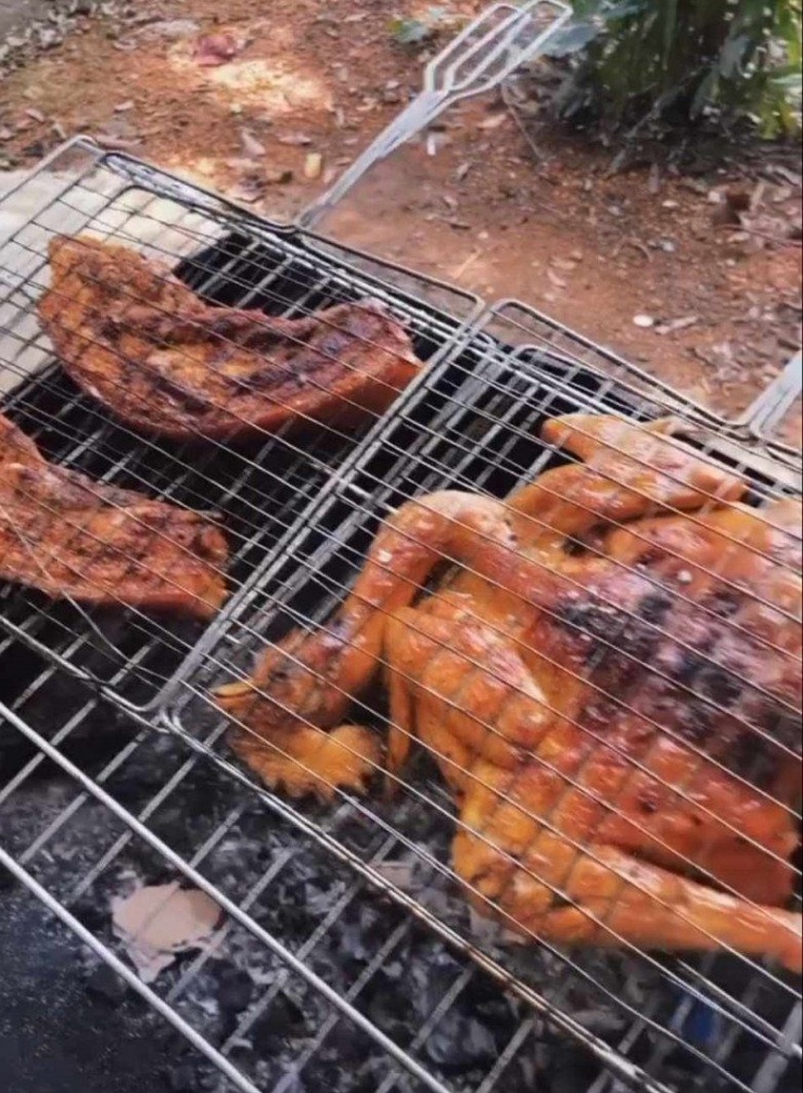 Trên story, nàng hậu còn khoe bữa ăn khác ở Bến En quê nhà. Mọi người cùng nhau làm đồ nướng giữa thiên nhiên.