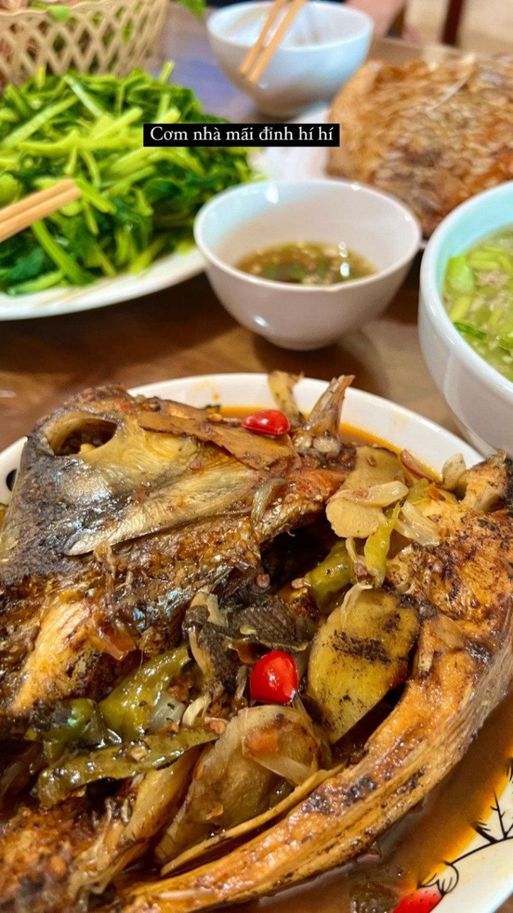 Xuất thân từ nông thôn, Hoa hậu Đỗ Thị Hà có sở thích ăn uống khá giản dị. Nàng hậu từng nhiều lần khoe mâm cơm gia đình với những món ăn giản dị. Có khi đó chỉ là cá kho, cá rán, rau cải luộc và canh nhưng nhìn bữa ăn người đọc thấy được sự chỉn chu.