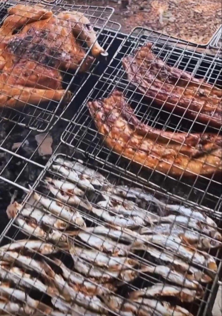 Nào gà, nào thịt lợn ba chỉ, cá to, cá nhỏ... được nướng thủ công trên than. Nhìn mà tưởng tượng mùi thơm bốc lên thơm phức thế nào!