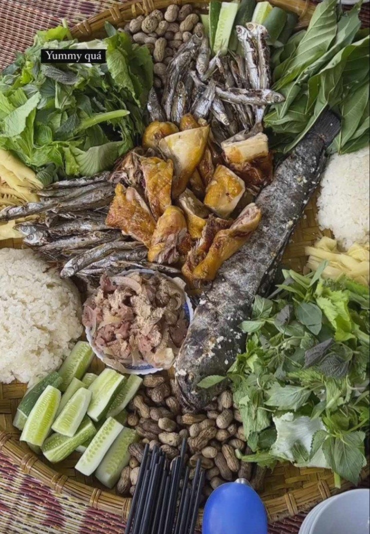 Khi đồ ăn lên mâm càng làm người đẹp thích thú hơn. Ngoài cá, gà, thịt nướng còn có xôi, lạc luộc, dưa chuột, rau thơm, thịt trộn thính ăn kèm.