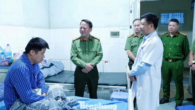Đại tá Triệu Tuấn Hải, Phó Giám đốc Công an tỉnh Lạng Sơn và đoàn công tác đến thăm động viên Đại úy Linh Văn Hưng.
