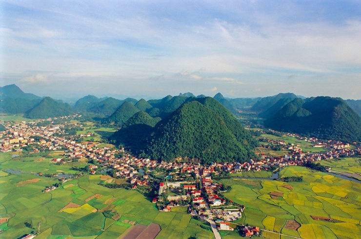 Vẻ đẹp toàn cảnh của làng Quỳnh Sơn. Với địa thế tựa lưng vào núi, ngôi làng như một bức tranh đa sắc màu, trong đó có màu của núi, của đồng ruộng mênh mông. Hơn thế nữa là sự hòa quyện của đời sống con người với tự nhiên. Ảnh: Cao Hoàng Anh.