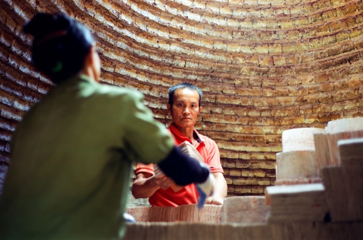 Quá trình sản xuất đòi hỏi 100% công đoạn thủ công, yêu cầu sự khéo léo, tỉ mỉ và kinh nghiệm tích lũy lâu năm. Người thợ phải bắt đầu từ khâu lấy đất sét, lọc sỏi đá, ủ đất cho đạt độ dẻo, sau đó dùng khuôn phủ tro để đúc thành viên ngói sống. Ảnh: Cao Hoàng Anh.