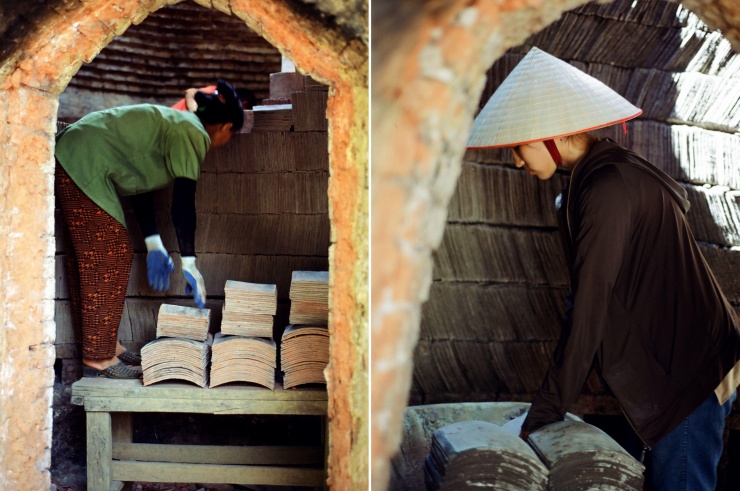 Ngói sống được phơi khô khoảng một tuần trước khi đưa vào lò nung, và phải mất thêm khoảng hai tuần nung liên tục mới cho ra thành phẩm. Ảnh: Cao Hoàng Anh.