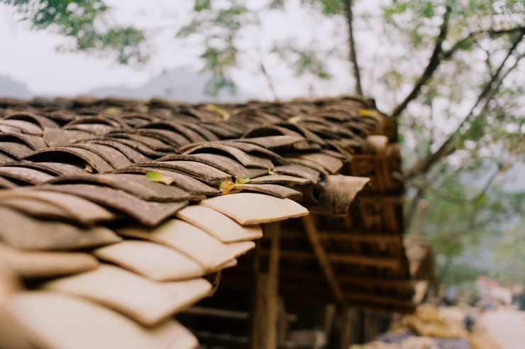 Ưu điểm vượt trội của mái ngói âm dương là khả năng cách nhiệt rất tốt, giúp nhà sàn mát mẻ về mùa hạ và ấm cúng khi gió đông về. Đồng thời, do các viên ngói lợp không khít hoàn toàn, khả năng tản nhiệt khi trời nắng hè cũng rất hiệu quả. Ảnh: Cao Hoàng Anh.