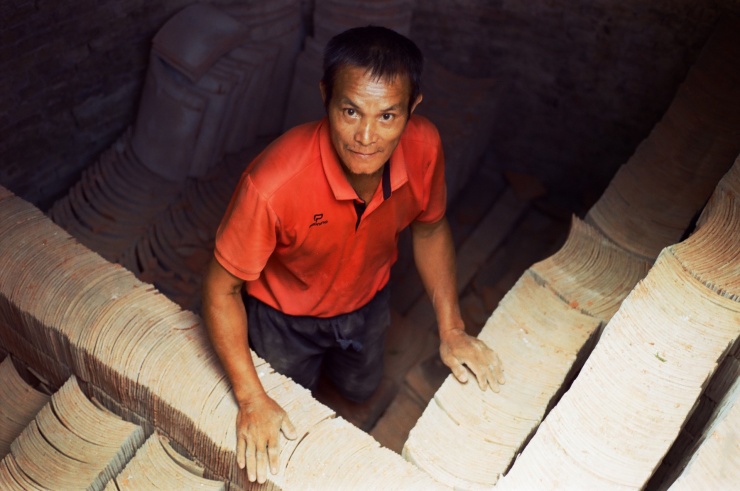 "Chỉ cần lửa còn cháy, thì đam mê với viên ngói âm dương sẽ không bao giờ tàn lụi". Ảnh: Cao Hoàng Anh.