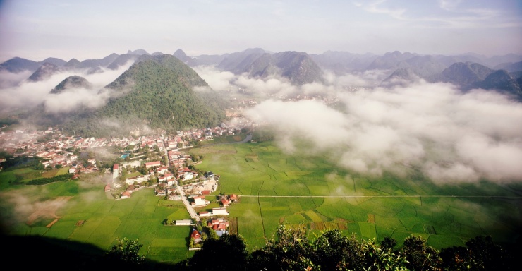 Làng Quỳnh Sơn không chọn đánh đổi bản sắc để lấy về những giá trị ngắn hạn. Thay vào đó, làng được đầu tư cải thiện hạ tầng gắn với bảo vệ môi trường. Ảnh: Cao Hoàng Anh.