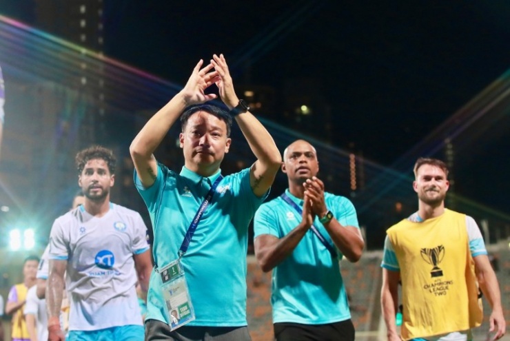 Ông Vũ Hồng Việt rời vị trí huấn luyện viên trưởng Nam Định. Ảnh: NDFC