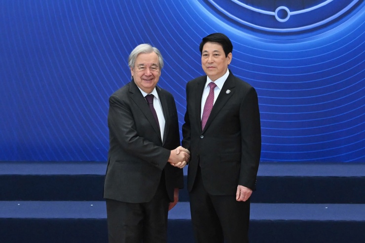 Chủ tịch nước Lương Cường và Tổng Thư ký LHQ Antonio Guterres tại Lễ mở ký Công ước Hà Nội. Ảnh: Hữu Hưng