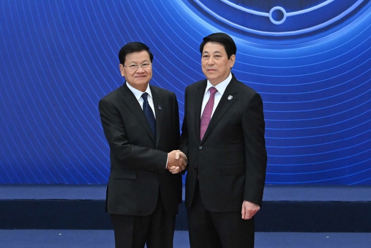 Chủ tịch nước Lương Cường đón Tổng Bí thư, Chủ tịch nước Lào Thongloun Sisoulith tới dự sự kiện. Ảnh: Hữu Hưng