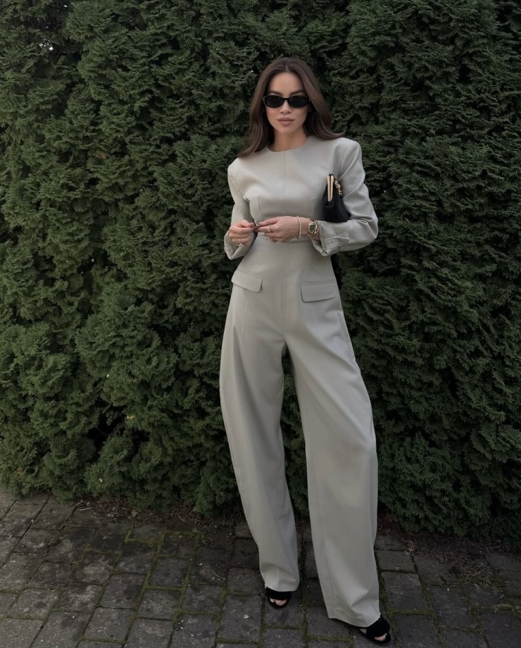 Hồ Ngọc Hà cho biết cô theo đuổi phong cách sang trọng pha chút gợi cảm, hợp mốt trong đời thường lẫn sự kiện. Mỗi khi ra ngoài, cô diện đồ tươm tất nhất có thể, luôn thoa son dưỡng màu tự nhiên giúp gương mặt tươi tắn khi không trang điểm. Trong những ngày se lạnh, cô chuyển sang các thiết kế dài tay, chất liệu dệt kim, len mỏng để giữ ấm. Jumpsuit tối giản là một trong những món đồ được cô lựa chọn khi lên phố vì tiện lợi, không mất thời gian phối. Cô thường kết hợp chúng với dép hàng hiệu hoặc giày cao gót.