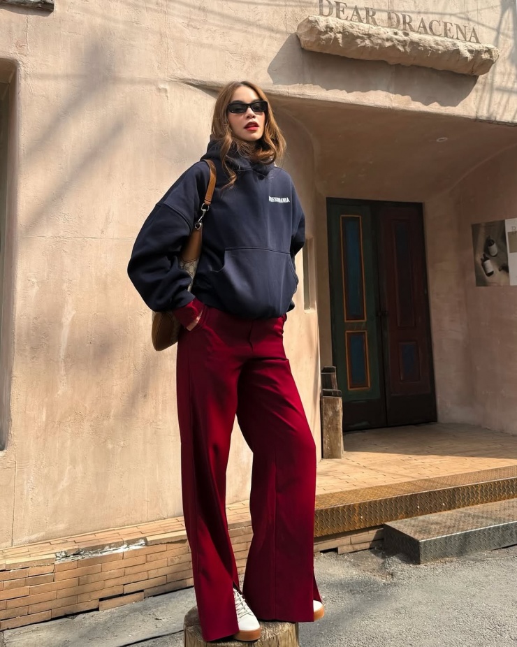 Trên đường phố Hàn Quốc, người đẹp diện áo hoodie và túi hobo da lộn. Để bộ cánh thêm sang, cô sử dụng quần vải ống suông thay vì quần jeans.