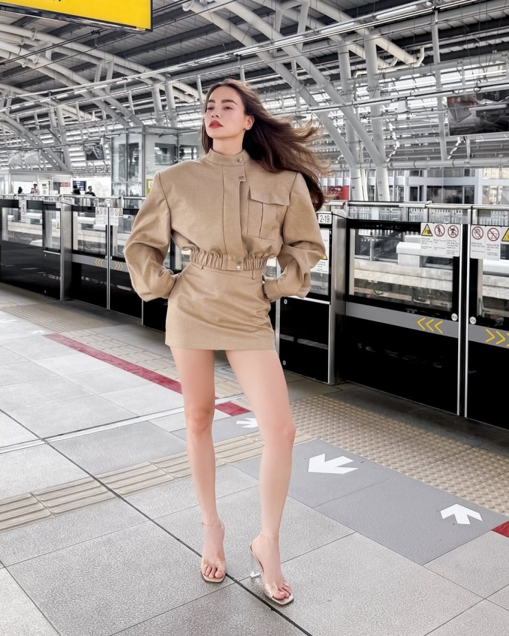 Phong cách dạo phố mùa thu của ca sĩ với áo khoác boxy dáng ngắn kèm chân váy mini.