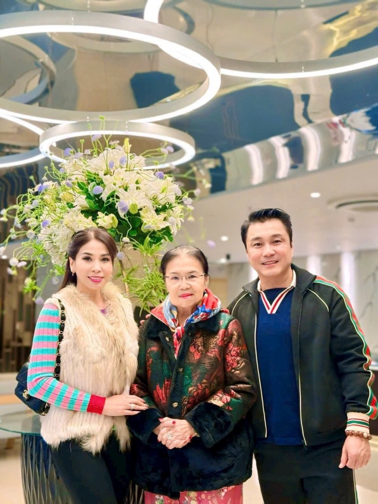 Anh em Lý Hùng, Lý Hương bên thân mẫu - bà Đoàn Thị Nguyên. Ảnh: FBNV