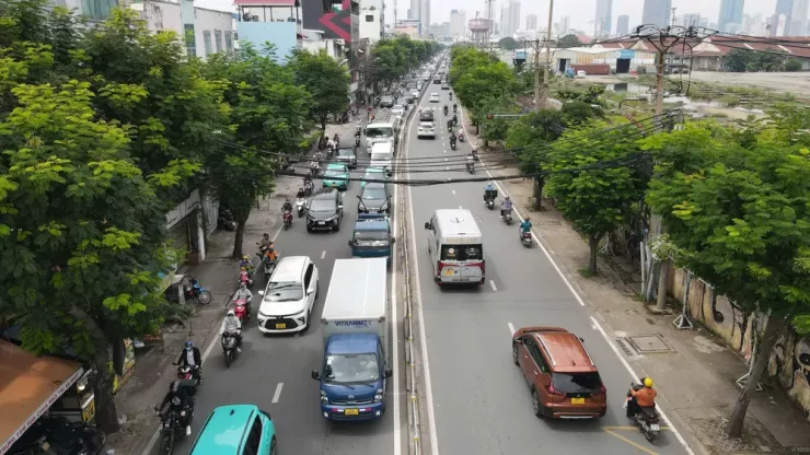 Mặt đường hiện chỉ rộng khoảng 14 m, chia làm 4 làn xe. Không gian chật hẹp khiến ôtô, xe máy phải len lỏi từng cm. Vỉa hè vốn dành cho người đi bộ từ lâu đã bị chiếm dụng làm lối đi tạm cho xe máy, biến tuyến đường trở thành một ma trận giao thông đúng nghĩa.