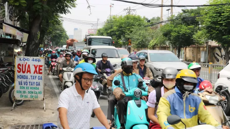 Theo ghi nhận của PLO ngày 25-10, ngay cả khi đồng hồ chỉ 12 giờ trưa, thời điểm đáng ra đường phố thưa vắng thì đường Nguyễn Tất Thành vẫn đặc kín xe.