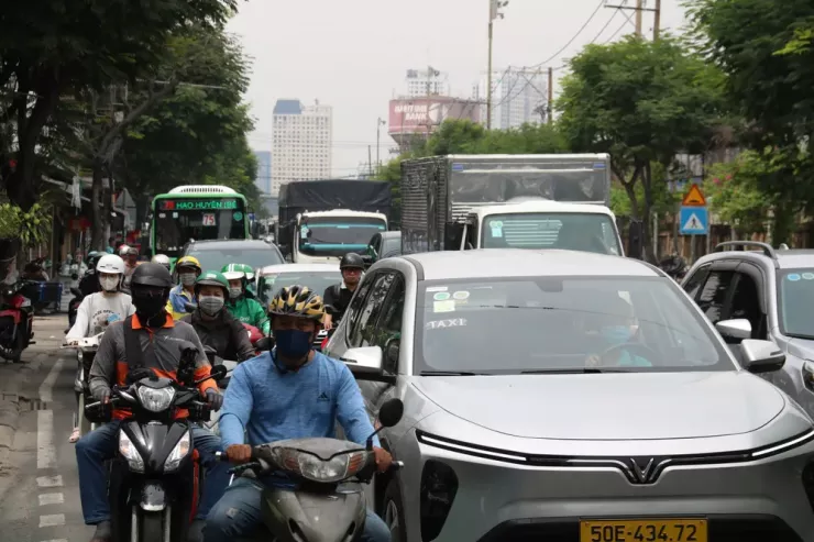 Dòng phương tiện nối đuôi nhau kéo dài bất tận, tạo nên một khung cảnh bức bách giữa cái nắng gay gắt.