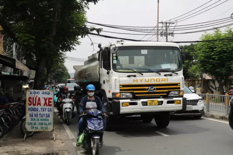 Anh Nguyễn Hữu Đang (xã Bình Khánh) chia sẻ với giọng ngao ngán: “Sáng nào đi qua đây tôi cũng mất ít nhất 30 phút cho đoạn đường chỉ dài chừng 2 km. Có hôm kẹt gần một tiếng, xe nhích từng chút, toát cả mồ hôi mới tới công ty. Tuyến này nhỏ quá so với lượng xe. Người dân như chúng tôi chỉ mong sớm được mở rộng để bớt khổ.”