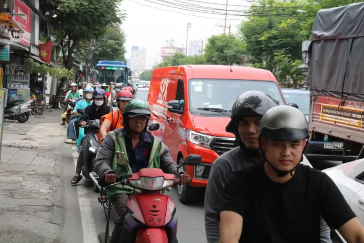 Ông Hữu Lành (xã Nhà Bè) cho biết: “Kẹt xe triền miên nhưng vẫn phải đi vì không còn lựa chọn. Nếu đi vòng qua Nguyễn Hữu Thọ – cầu Kênh Tẻ thì xa thêm 5 km, mà bên đó cũng kẹt không kém".