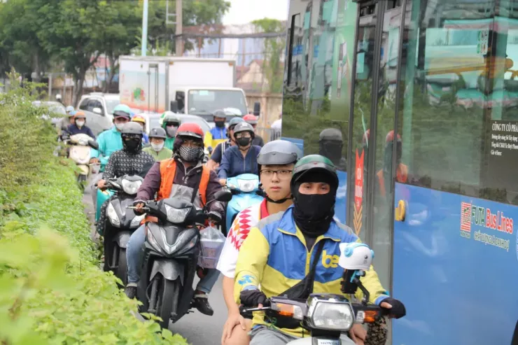 Không chỉ ùn buổi sáng, đến giờ tan tầm chiều, tuyến đường lại như nút thắt cổ chai, dòng xe từ trung tâm đổ về khu Nam phải chờ đến ba, bốn lượt đèn đỏ mới qua nổi các nút giao Hoàng Diệu – Tôn Đản.