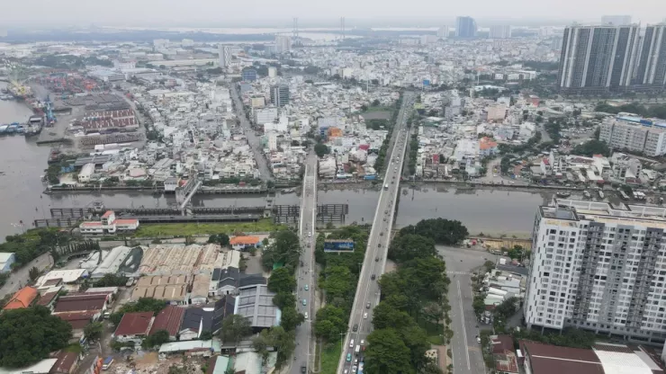 Theo thống kê của Sở Xây dựng TP.HCM năm 2023 và 2024, lưu lượng phương tiện trên đường Nguyễn Tất Thành đã vượt hơn 140% công suất thiết kế, với khoảng 1.000 vụ ùn tắc xảy ra mỗi năm, khiến nơi đây trở thành điểm nghẽn số một trong bản đồ giao thông thành phố. Trước thực trạng đó, Sở Xây dựng TP.HCM đã chính thức trình UBND TP xem xét, chấp thuận chủ trương nghiên cứu đầu tư dự án nâng cấp, mở rộng tuyến đường Nguyễn Tất Thành và xây mới cầu Tân Thuận 1.