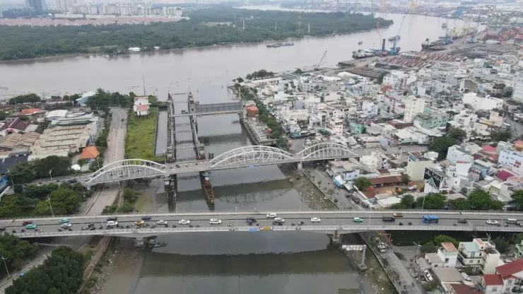 Theo đề xuất, đoạn đường từ cầu Khánh Hội đến cầu Tân Thuận sẽ được mở rộng từ 6 đến 8 làn xe. Ngoài việc mở rộng mặt đường, dự án còn bao gồm xây dựng hầm chui 4 làn tại nút giao Hoàng Diệu, nơi thường xuyên xảy ra tình trạng ùn tắc nặng, đồng thời xây mới cầu Tân Thuận 1 để thay thế cây cầu cũ đã xuống cấp sau nhiều thập kỷ khai thác.