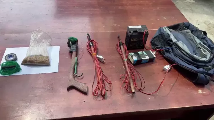 Nhóm trộm chó trang bị súng bắn điện, ớt bột để trộm chó và chống trả lực lượng chức năng hoặc người dân. Ảnh: CA