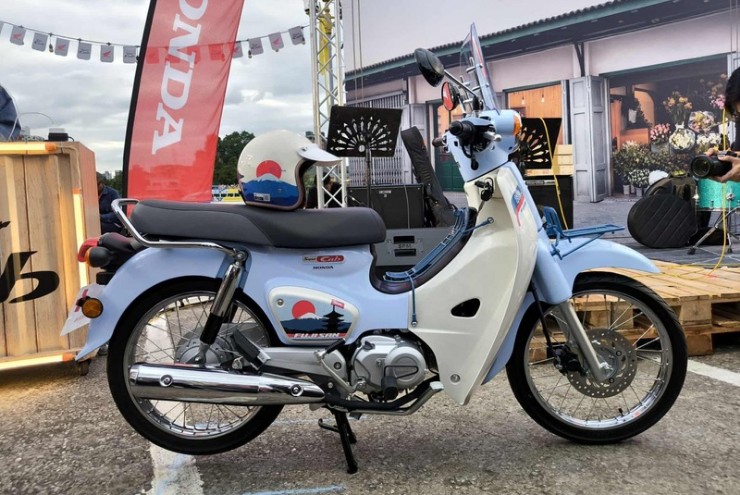 Honda Super Cub phiên bản núi Phú Sĩ cực hiếm