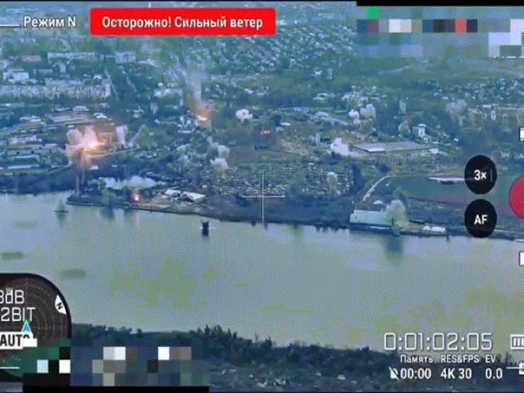 Khoảnh khắc Nga dội mưa đạn pháo xuống thành phố Kherson