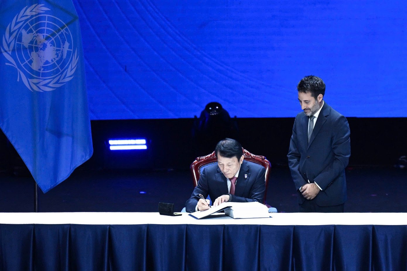 Bộ trưởng Bộ Công an Lương Tam Quang và đại diện các quốc gia ký kết Công ước. Ảnh: Như Ý