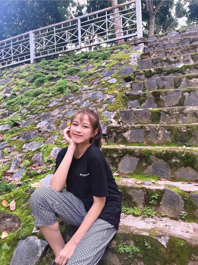 Vào cấp ba, Đỗ Thị Hà biết làm điệu, thỉnh thoảng tô son để gương mặt rạng rỡ hơn.