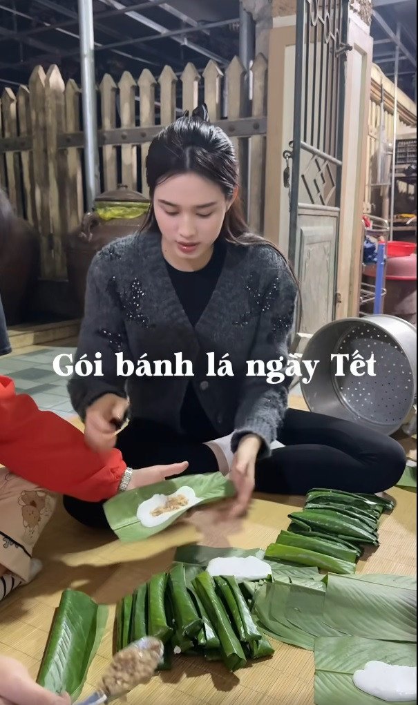 Khi về quê nhà Thanh Hóa đón Tết, Hoa hậu Đỗ Thị Hà đã chia sẻ video ngồi gói bánh lá cùng với gia đình. Nàng hậu làm các bước cực thuần thục, từ phết bột, thêm nhân đến cuộn lá tạo thành chiếc bánh xinh xắn.