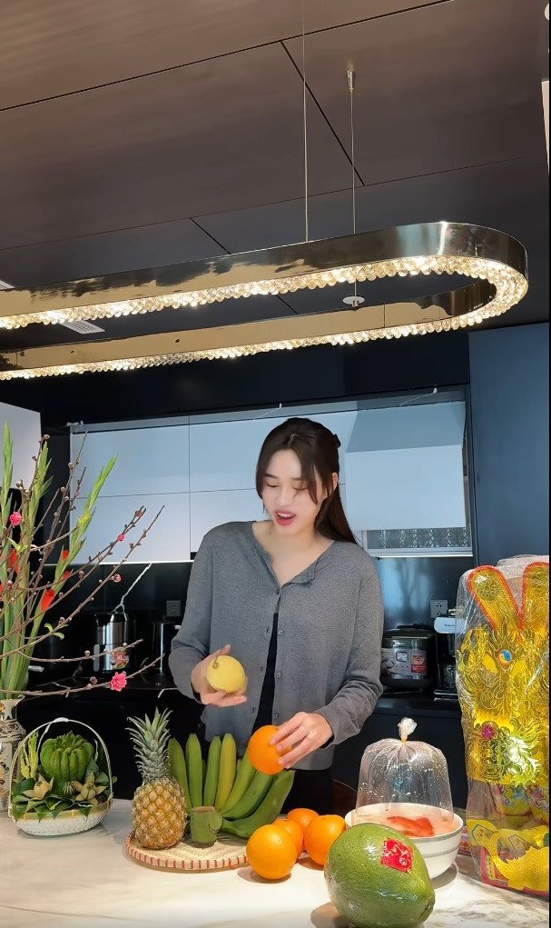Không chỉ đảm đang trong việc chăm sóc nhà cửa, cô còn rất khéo léo trong gian bếp.