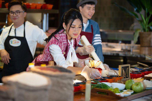 Trong một chương trình truyền hình, khi được hỏi ở nhà có hay vào bếp không, cô trả lời dứt khoát: "Ở nhà em là Master Chef với món tủ là bánh mì hấp". Tất cả đủ để chứng minh tình yêu với căn bếp từ hoa hậu Đỗ Thị Hà.
