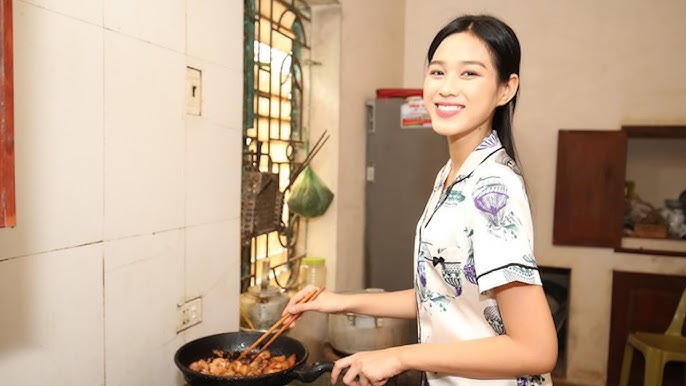 Người đẹp tự tay chế biến cho người thân những món ăn bình dị mà "tốn cơm". Trong hình, Đỗ Thị Hà đang thực hiện món thịt rang cháy cạnh.