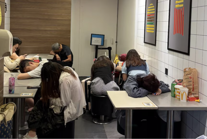 Du khách theo phong cách "đặc nhiệm" ngủ qua đêm tại cửa hàng McDonald’s để tiết kiệm chi phí lưu trú. Ảnh: ABC News