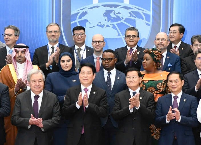 Chủ tịch nước Lương Cường, Tổng Thư ký LHQ Antonio Guterres cùng lãnh đạo, đại diện cấp cao khoảng 110 nước và nhiều tổ chức quốc tế dự Lễ mở ký Công ước Hà Nội. Ảnh: Hữu Hưng