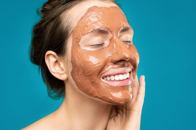 Không nên dùng các sản phẩm chứa caffeine vào buổi tối vì có thể thẩm thấu qua da, ảnh hưởng đến giấc ngủ.