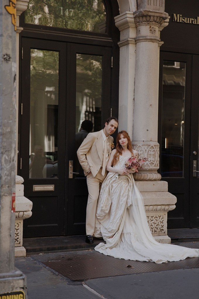 Ảnh cưới của Carly Rae Jepsen và Cole M.G.N. Ảnh: Vogue