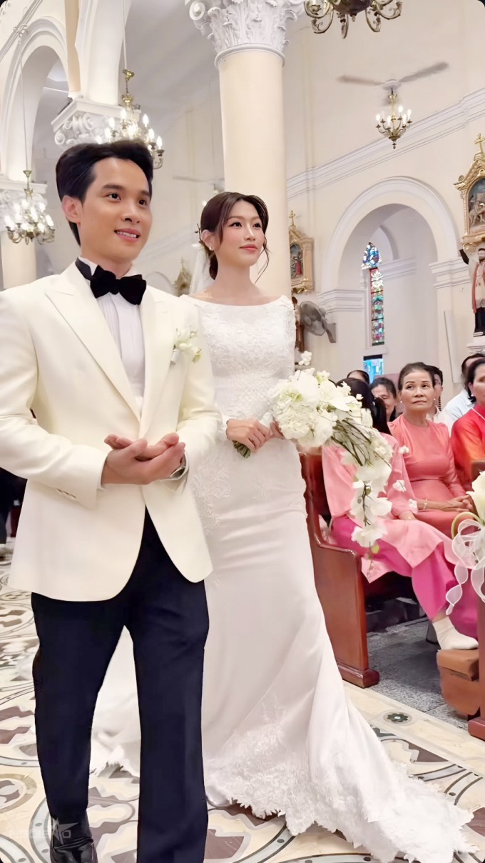 Á hậu Quỳnh Châu và ông xã Ngọc Phát làm lễ tại nhà thờ Tân Định, sáng 25/10. Ảnh: Hải Nguyễn