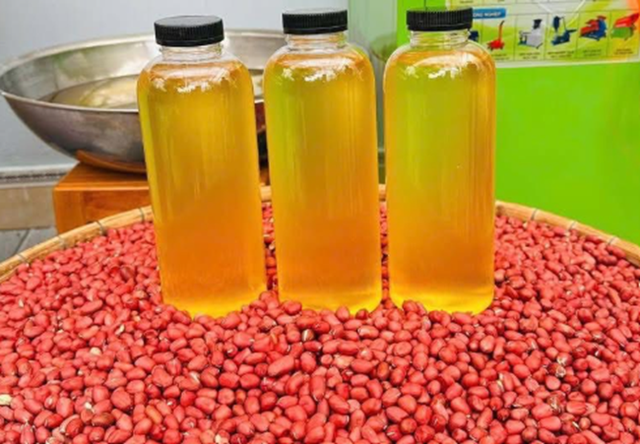 Dầu lạc ép thủ công được nhiều gia đình tin dùng.