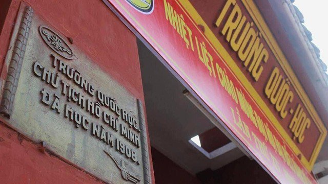 Tấm bia đặt tại cổng trường ghi lại mốc thời gian Chủ tịch Hồ Chí Minh từng học vào năm 1908. Ảnh: Trường Quốc Học - Huế.