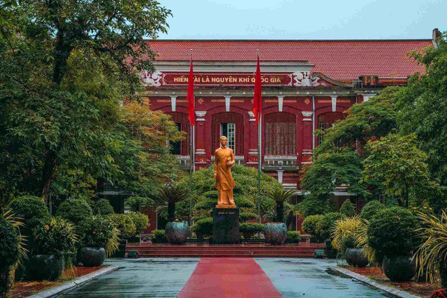 Tượng Nguyễn Tất Thành - Chủ tịch Hồ Chí Minh đặt tại ngôi trường danh giá này. Ảnh: Trường Bùi.