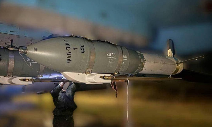 Bom lượn FAB-500T treo dưới cánh tiêm kích bom Su-34 trong ảnh đăng hôm 23/10. Ảnh: War Zone