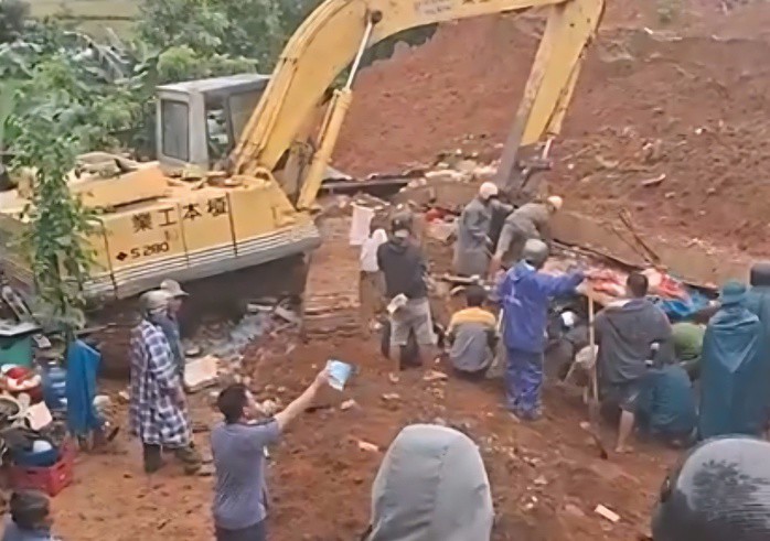 Lực lượng chức năng tìm kiếm các nạn nhân