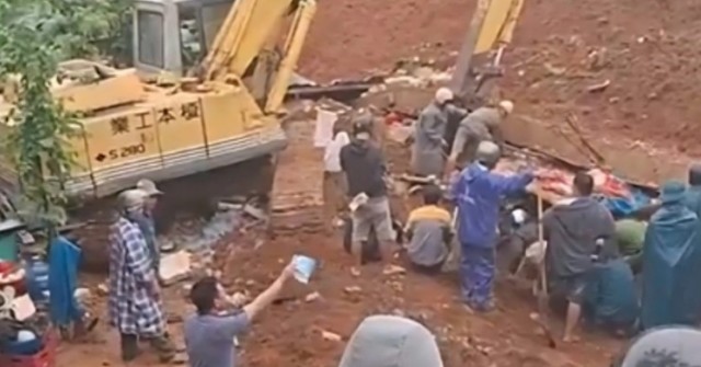 Sập móng nhà đang xây dựng, 2 cha con tử vong