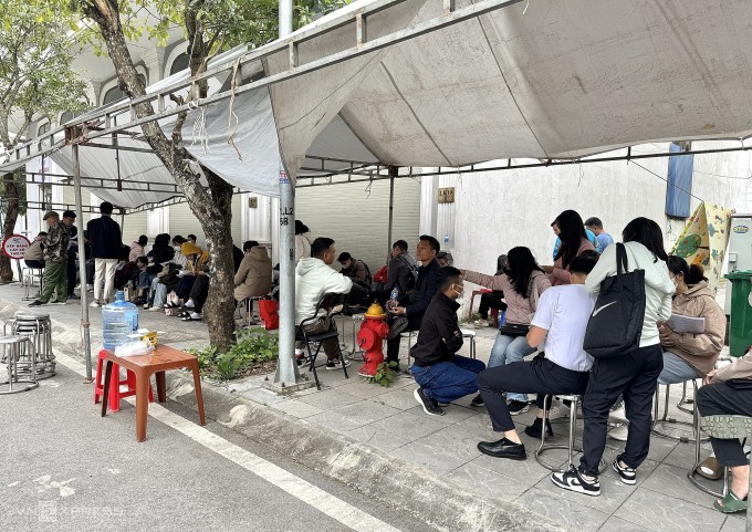 Dòng người xếp hàng chờ nộp hồ sơ nhà ở xã hội tại xã Đông Anh. Ảnh: Ngọc Diễm