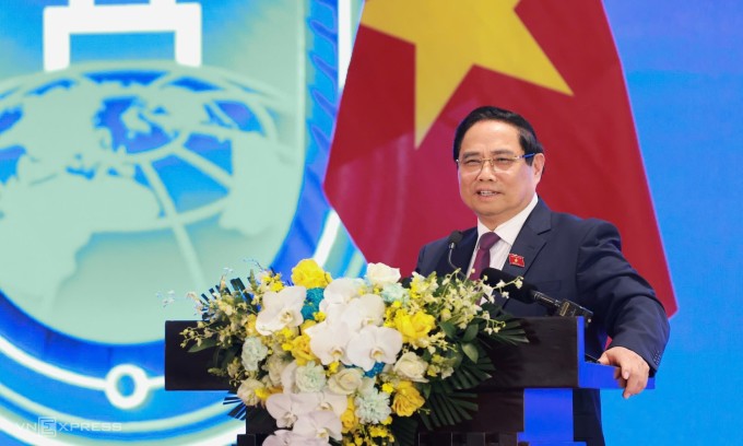 Thủ tướng Phạm Minh Chính phát biểu tại cuộc họp báo ngày 25/10. Ảnh: Giang Huy